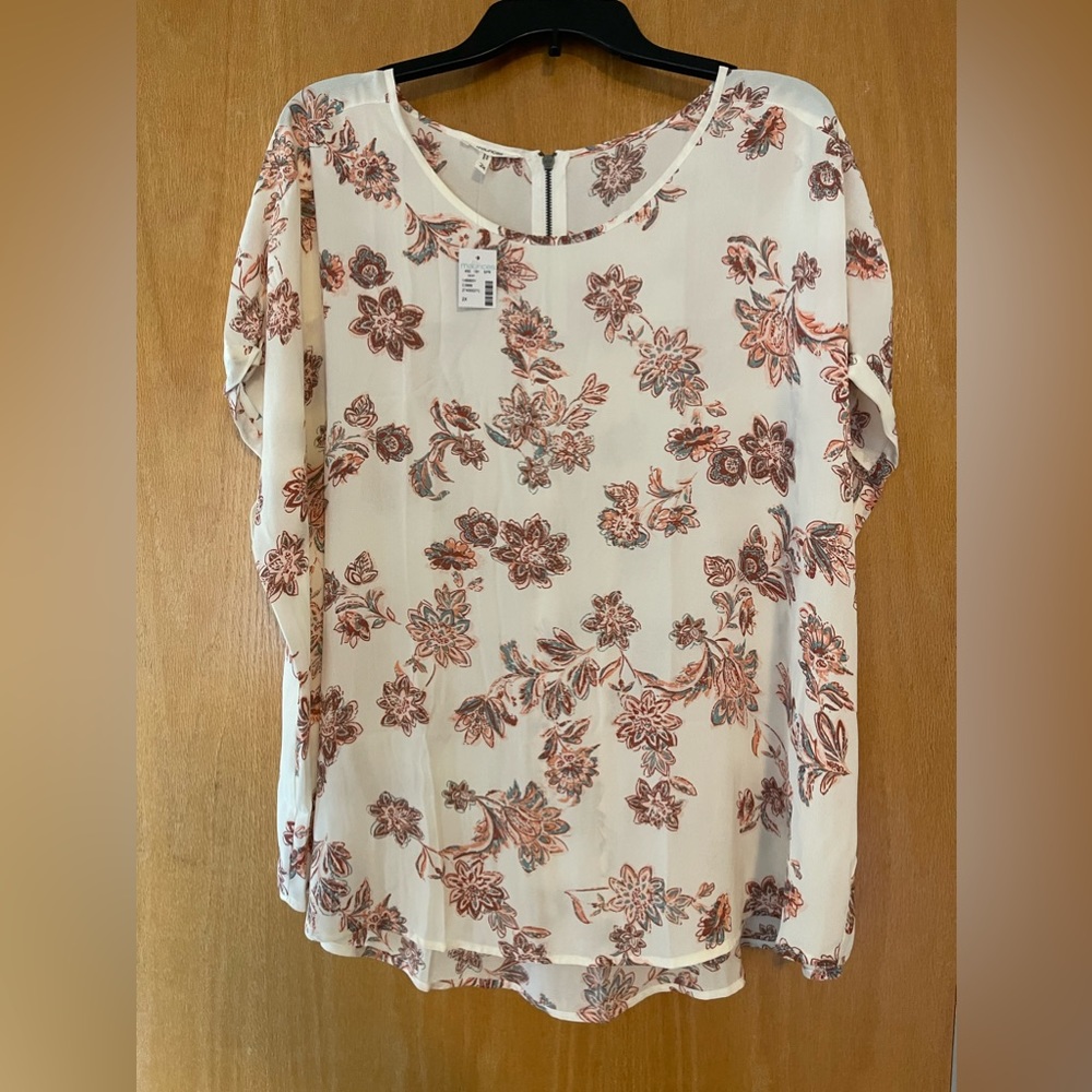 Short sleeve, almost a dolman sleeve style.